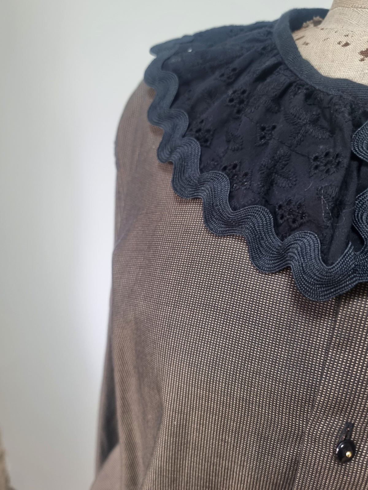 Chemise upcyclée brunette colerette
