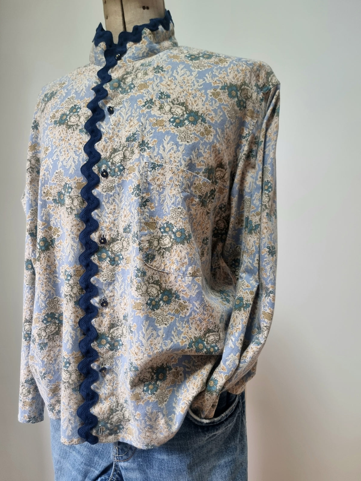 Chemise upcyclée fleurie bleue