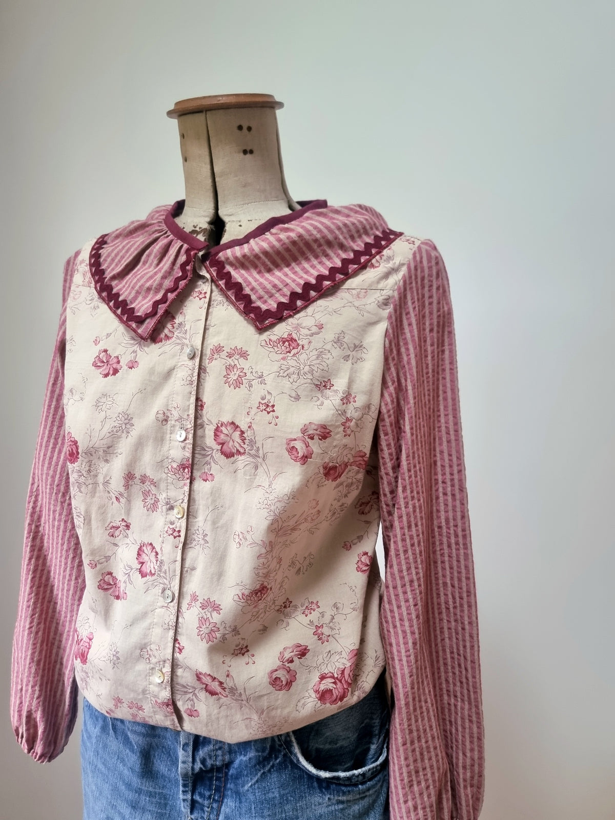 Chemise upcyclée fleurie bordeaux