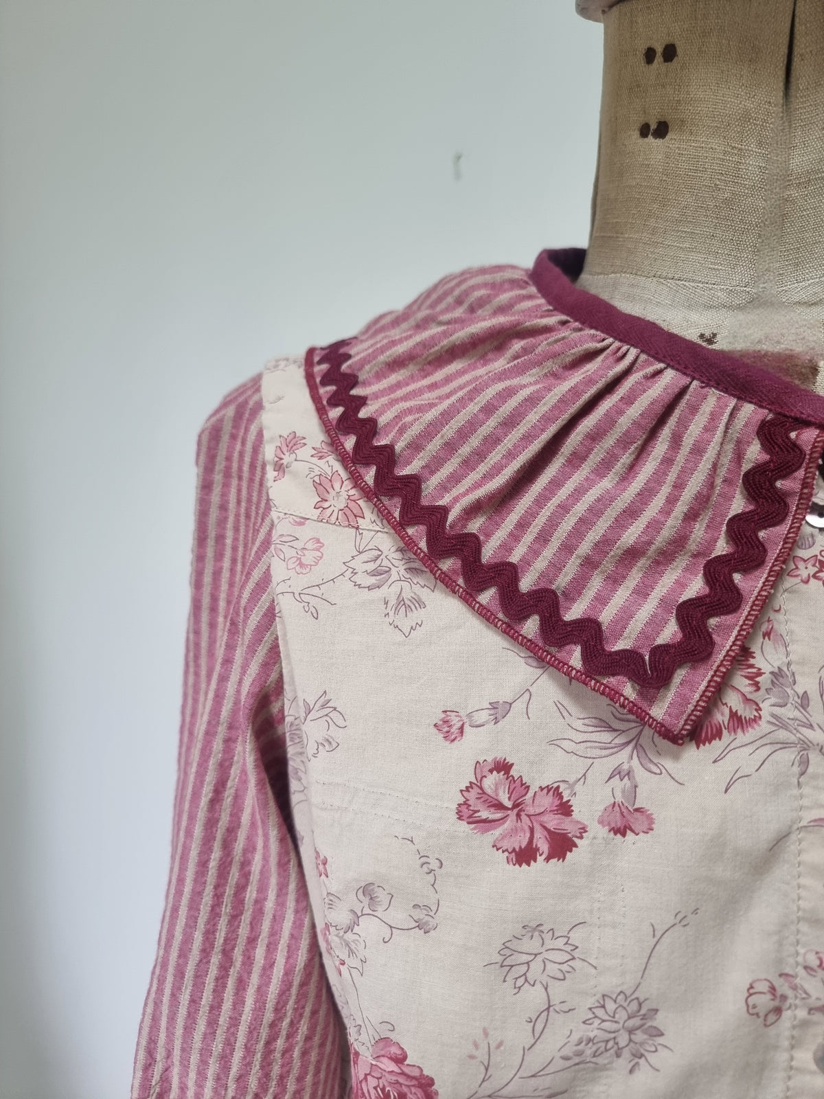 Chemise upcyclée fleurie bordeaux