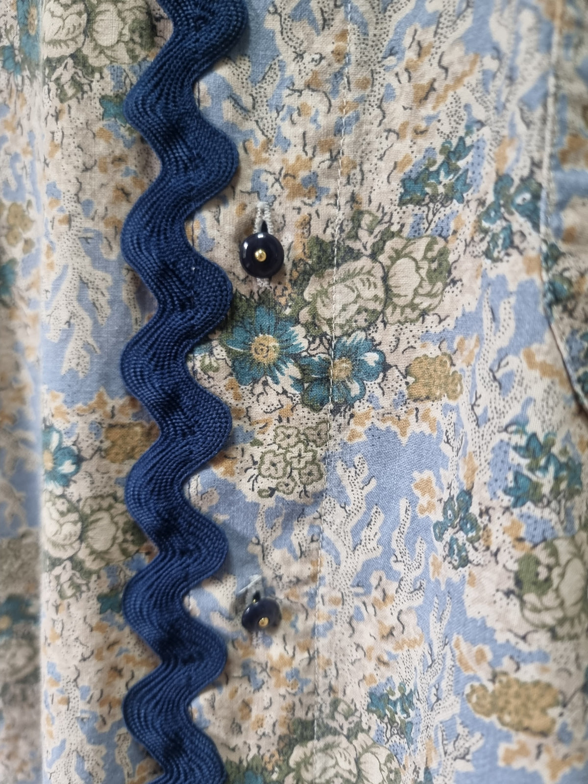 Chemise upcyclée fleurie bleue