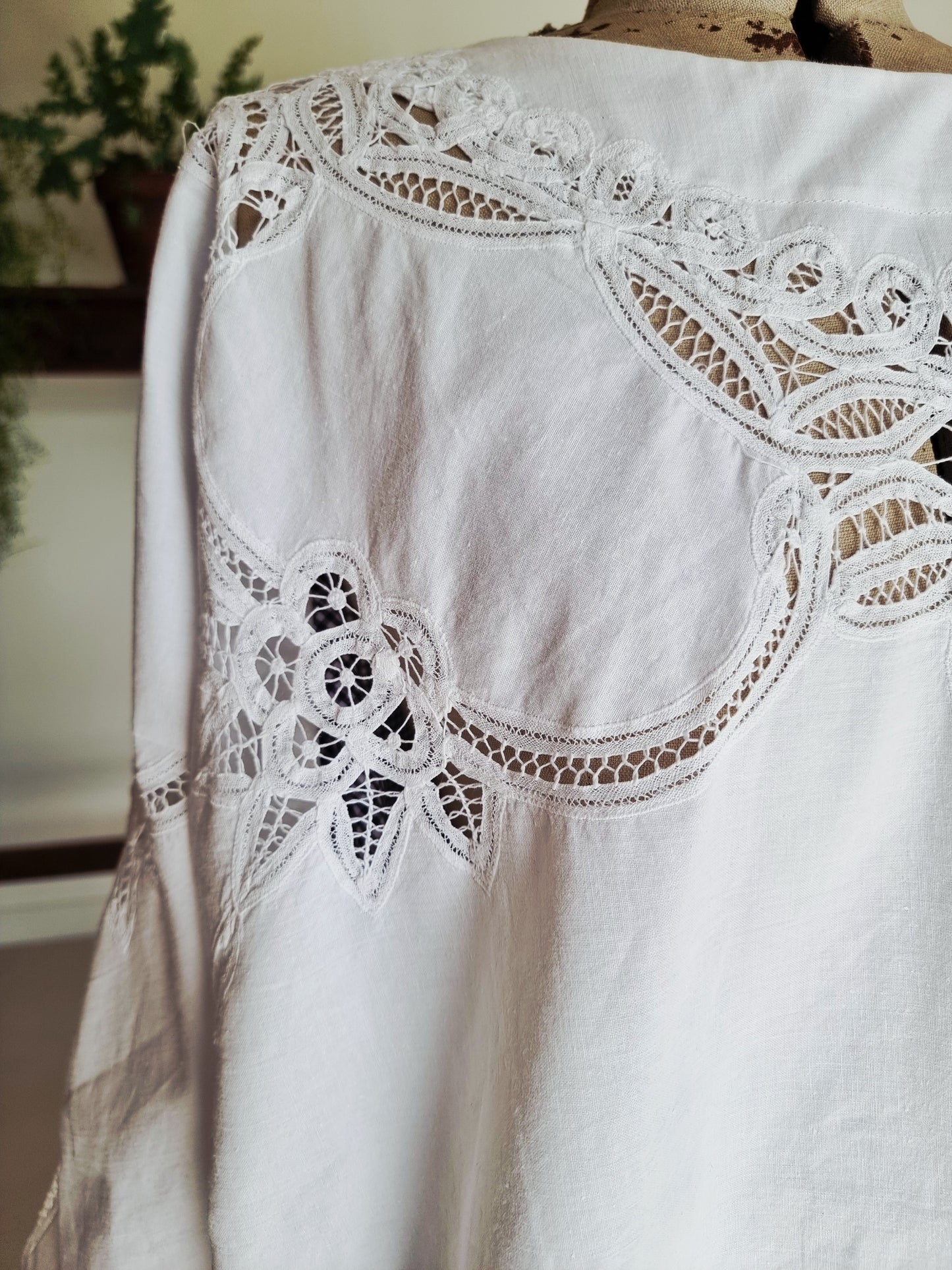 Tunique minimaliste blanche brodée