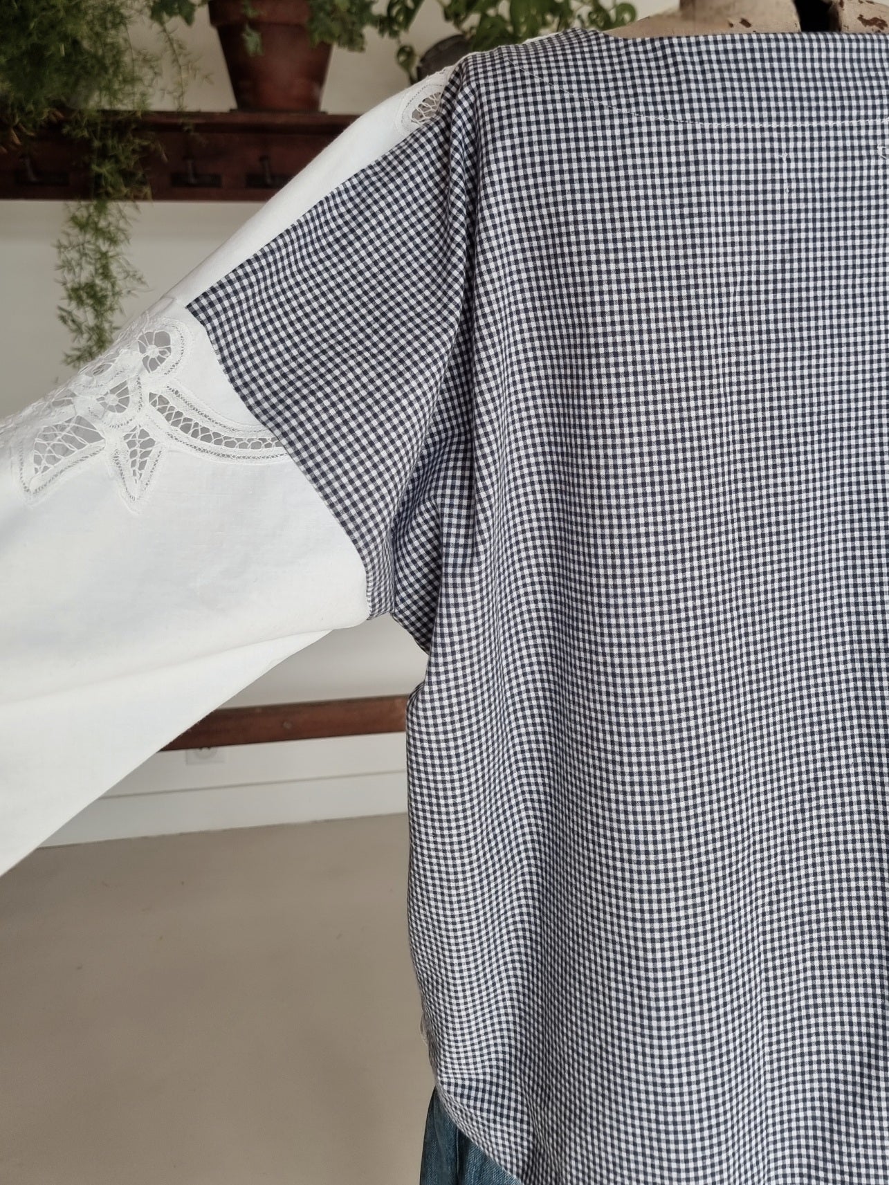 Tunique minimaliste blanche brodée