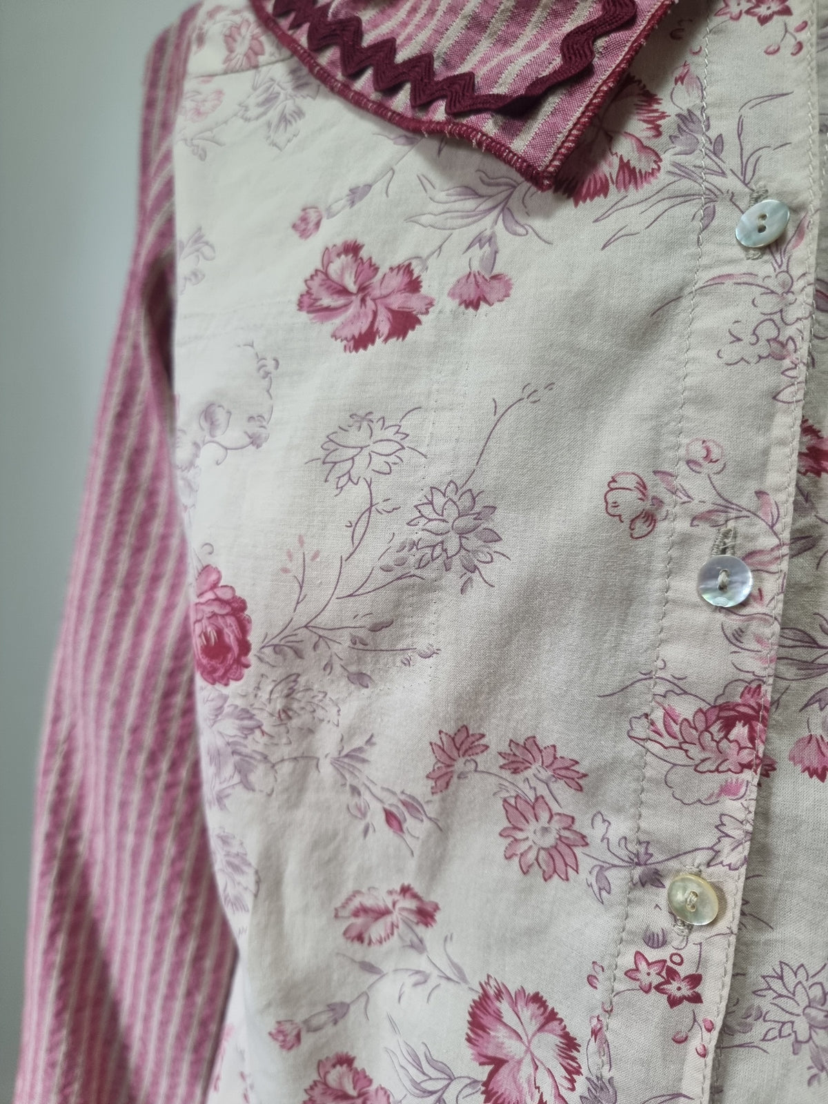 Chemise upcyclée fleurie bordeaux