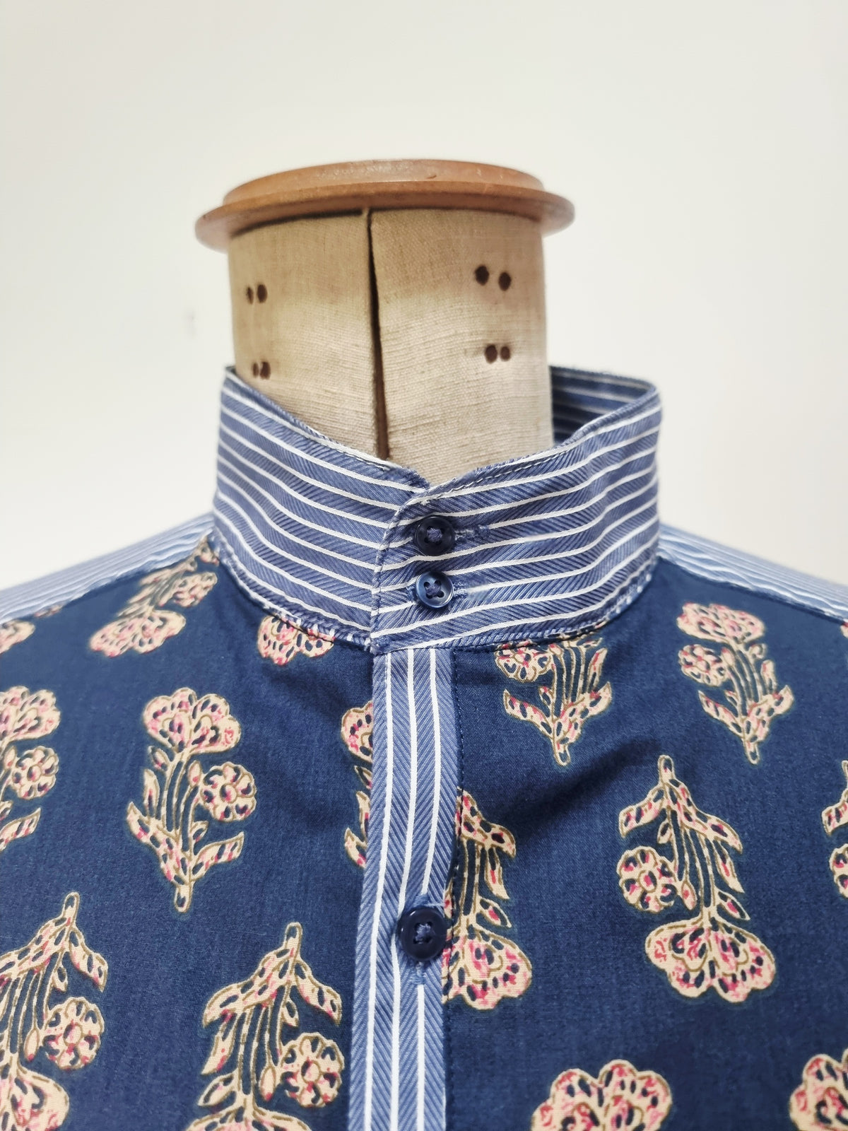 Chemise upcyclée bleue plastron