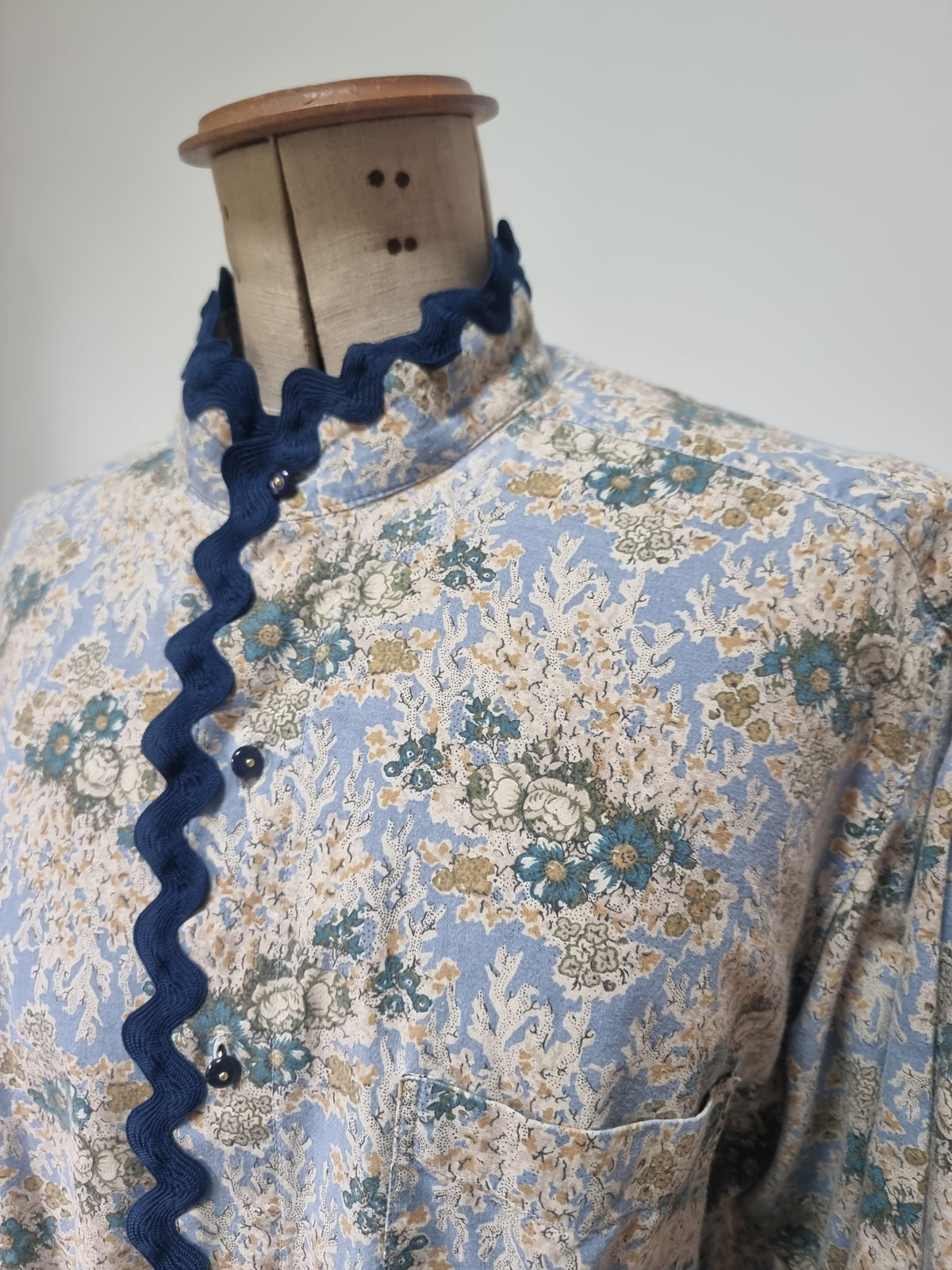 Chemise upcyclée fleurie bleue
