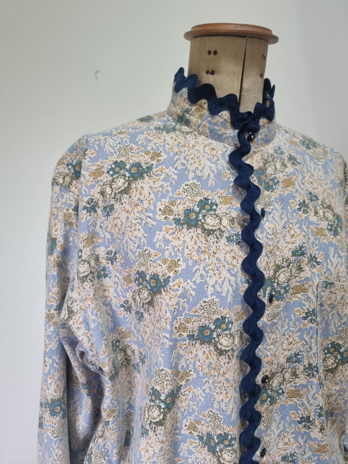 Chemise upcyclée fleurie bleue