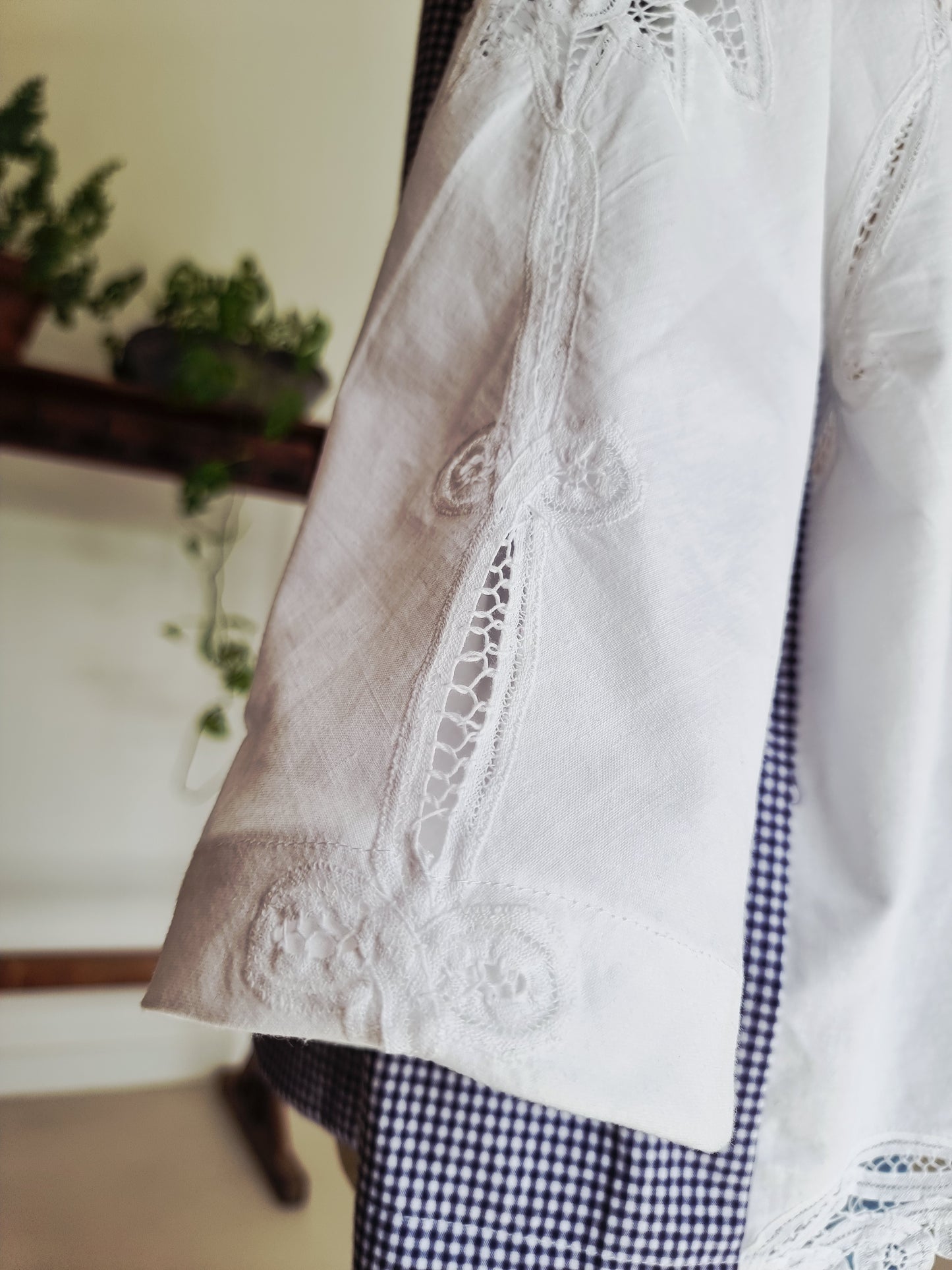 Tunique minimaliste blanche brodée