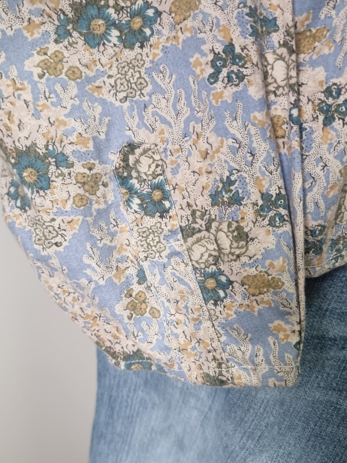 Chemise upcyclée fleurie bleue