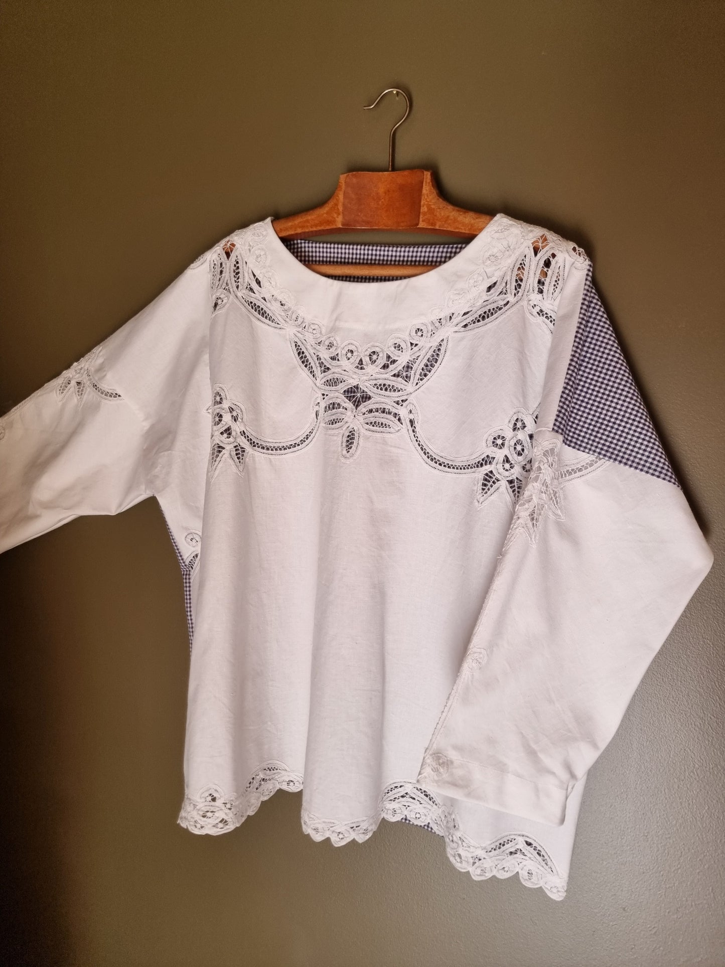 Tunique minimaliste blanche brodée