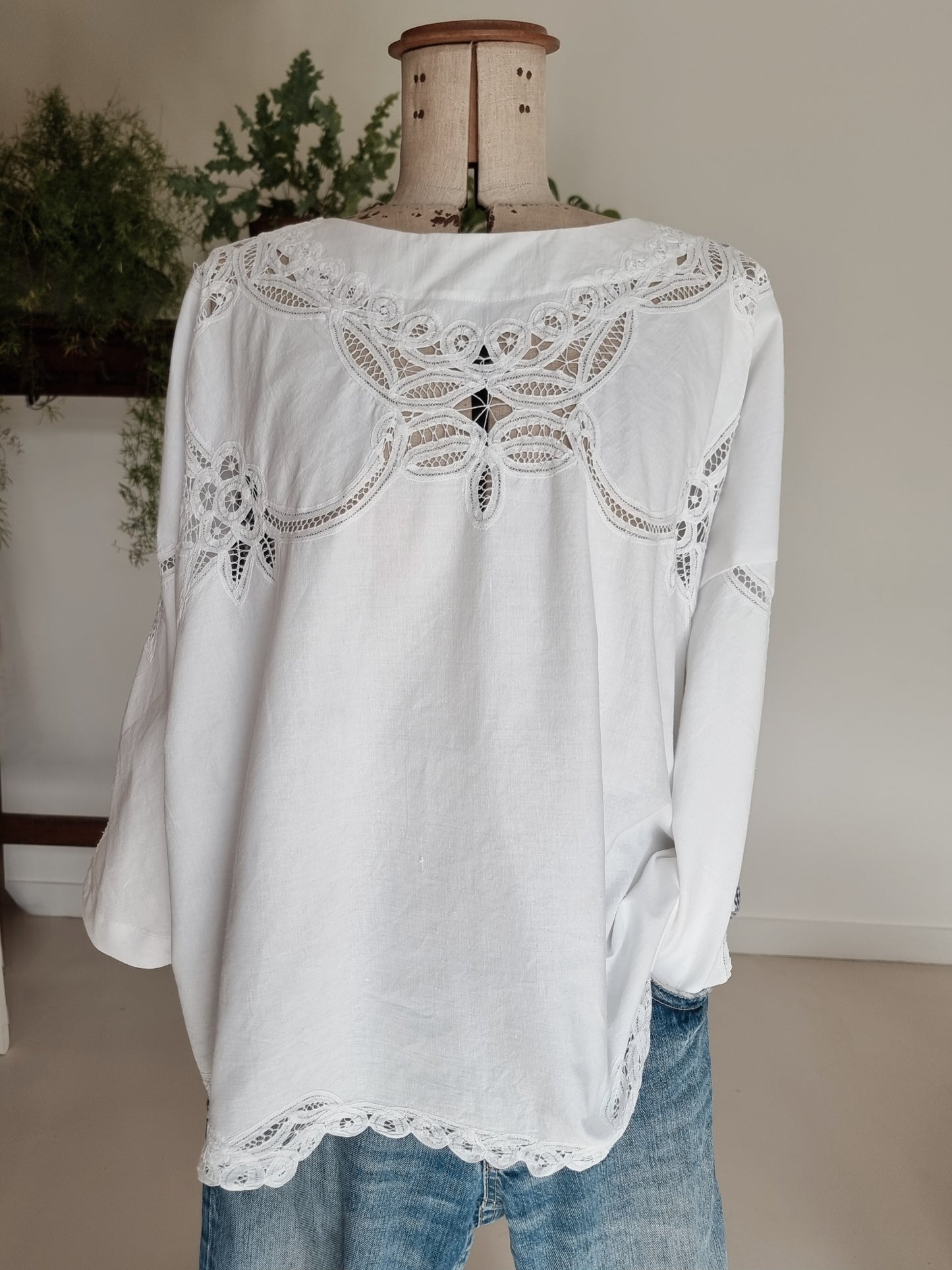 Tunique minimaliste blanche brodée