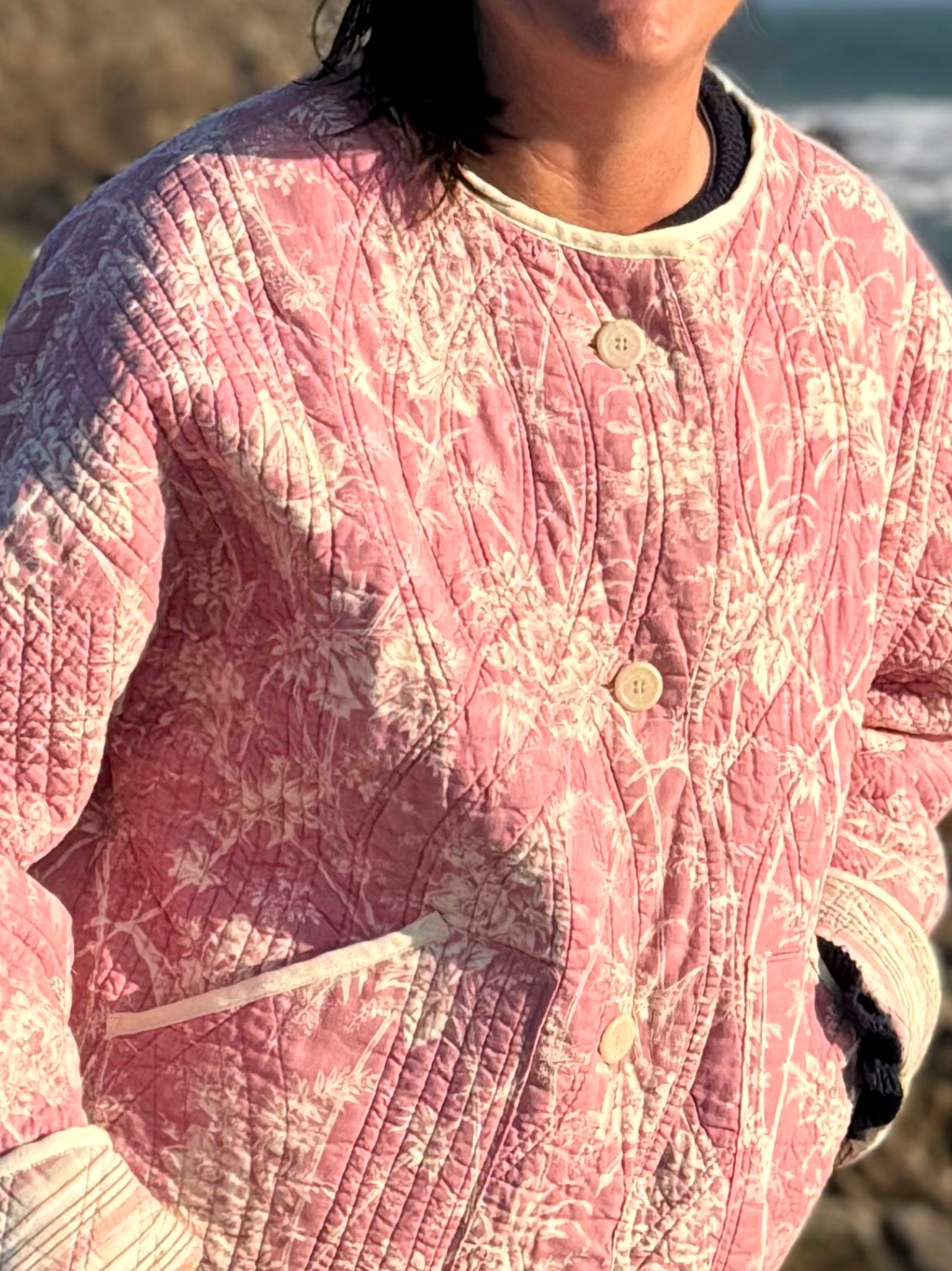 Veste matelassée boutis rouge rose