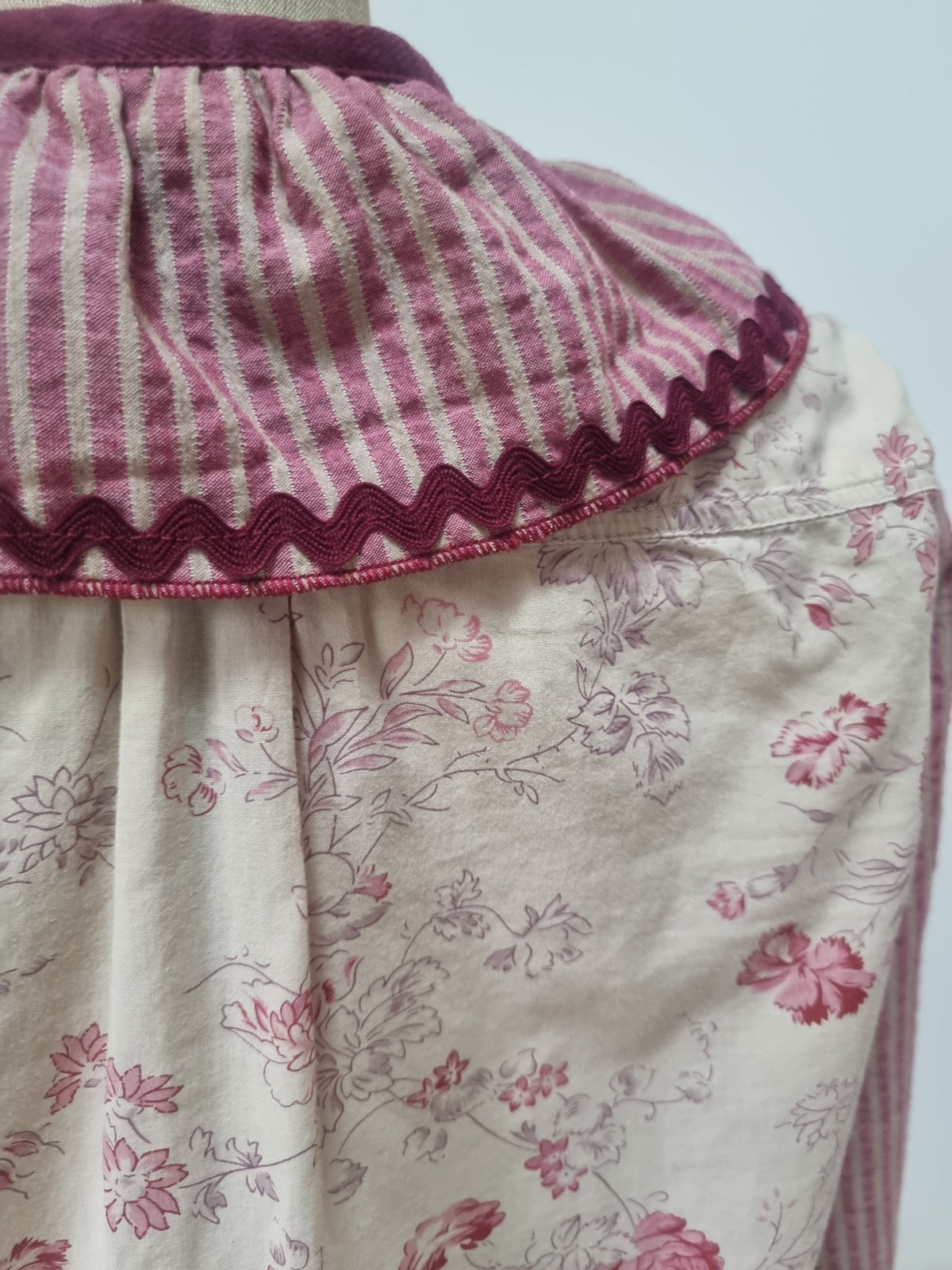 Chemise upcyclée fleurie bordeaux