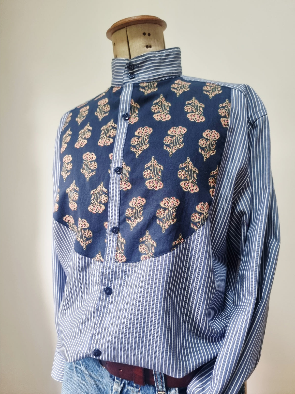 Chemise upcyclée bleue plastron