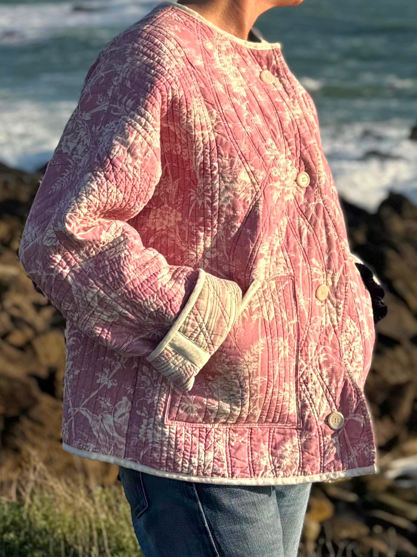 Veste matelassée boutis rouge rose