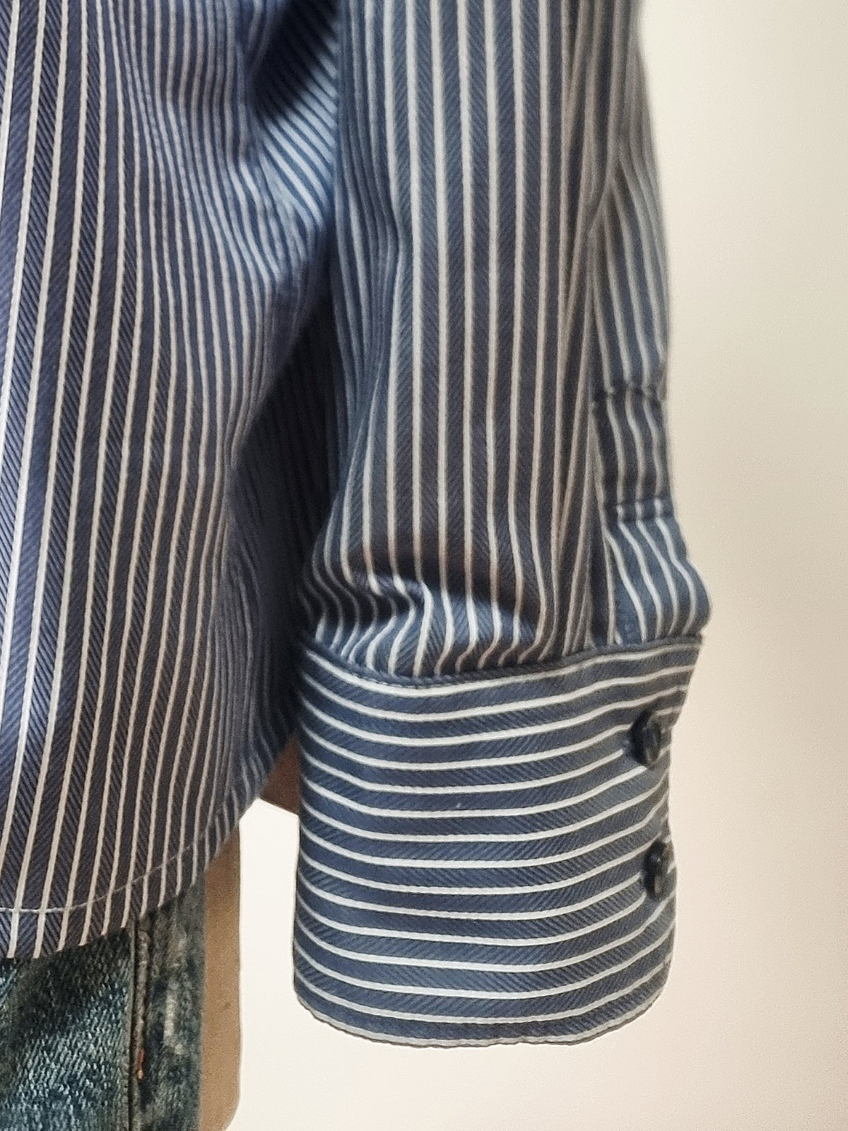 Chemise upcyclée bleue plastron