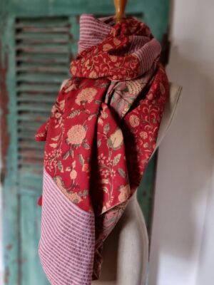Grand foulard patchwork de tissus indiens en voile de coton rouge et rose poudré