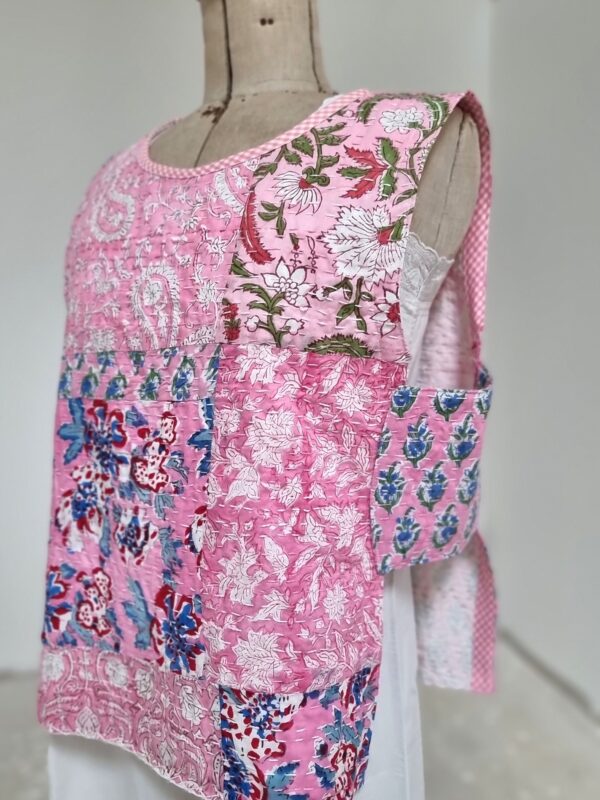 Pull sans manches plastron en patcwotk de kantha roses