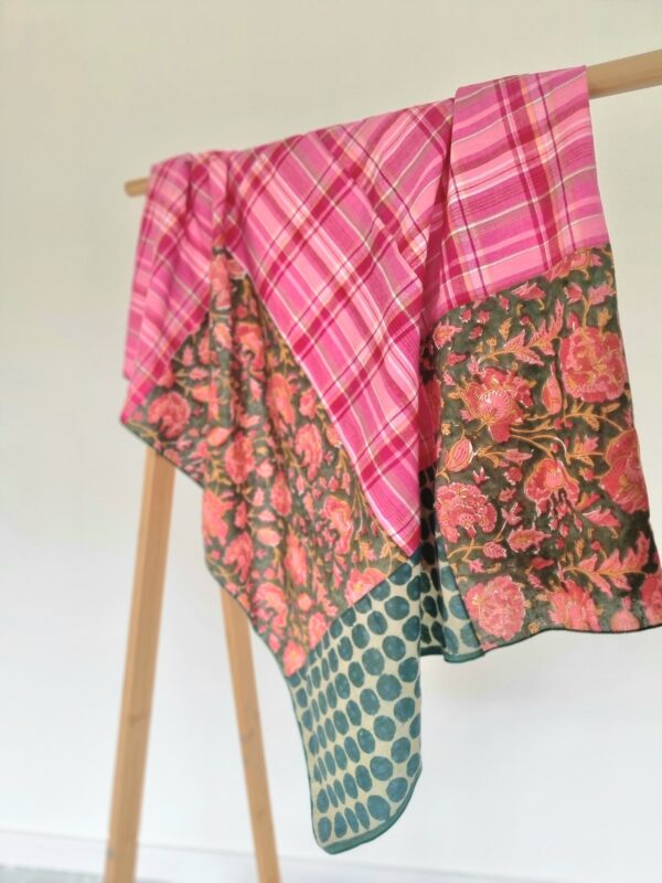 Foulard carré patchwork tissus indiens vert et rose vif