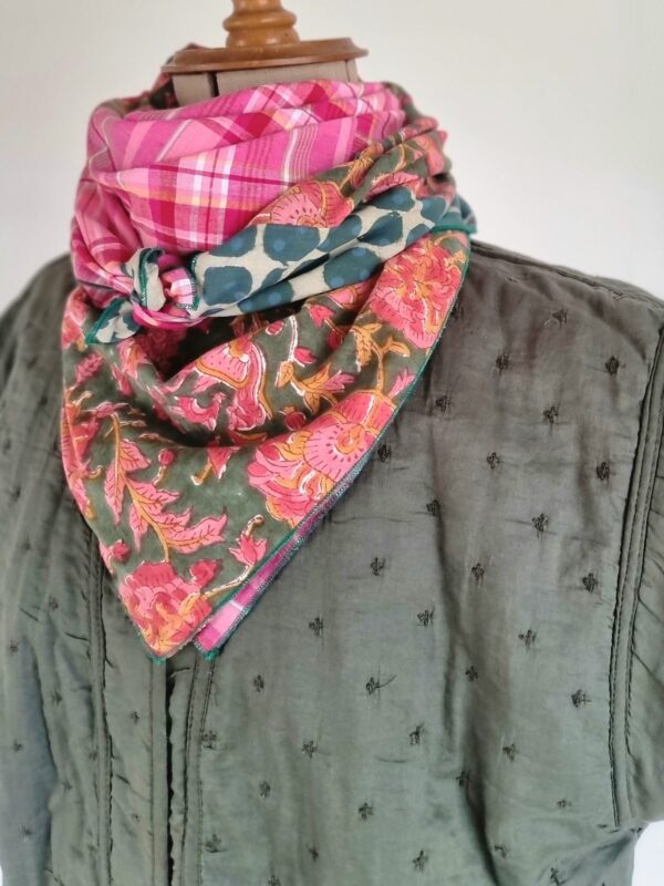 Foulard carré patchwork tissus indiens vert et rose vif