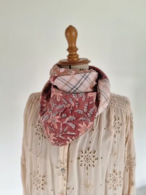 Foulard carré patchwork tissus indiens moka et rose pâle
