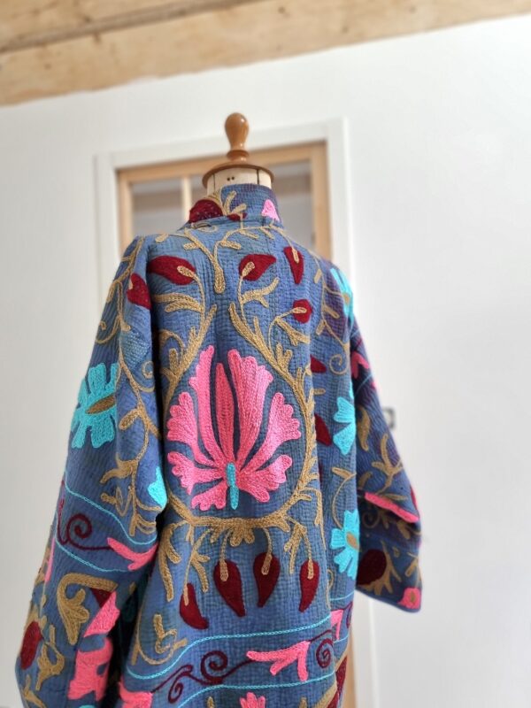 Manteau kimono confectionné dans un kantha vintage indigo orné de broderies d'OuzBékistan, les Suzani