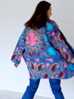 Veste kimono en kantha upcyclé indigo brodé Suzani