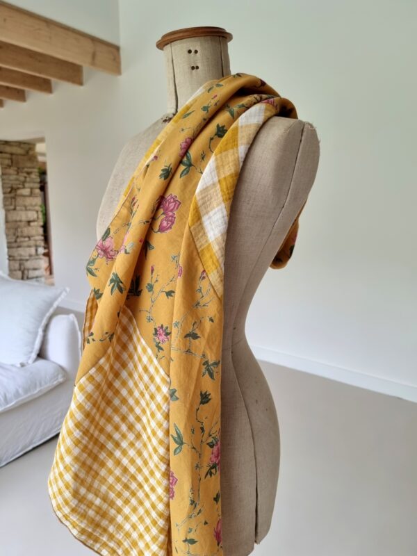 Foulard carré jaune vichy fleuri - Image 3