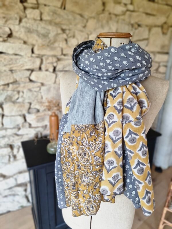 Foulard gris fleurs moutarde - Image 3