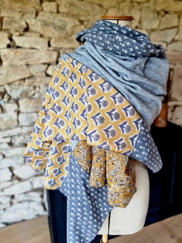 Maxi foulard fait dans le Finistère : patchwork de cotons indiens imprimés artisanalement au bloc en bois et de double gaze de coton assemblés autour d'un coeur de maille issue de stocks dormants