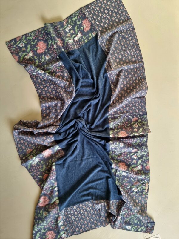 Foulard bleu denim fleurs roses - Image 2