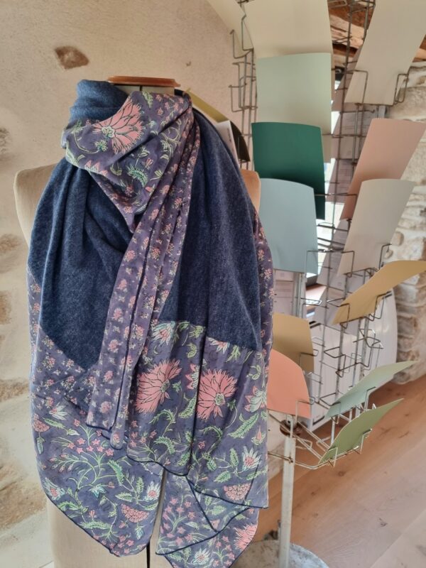 Maxi foulard en patchwork de cotons indiens assemblés autour d'un coeur de maille issue de stocks dormants (sur-stocks de tissus inutilisés par les entreprises de confection). Ses dimensions généreuses permettent de le nouer en chèche ou de le porter en châle sur les épaules. Pièce unique