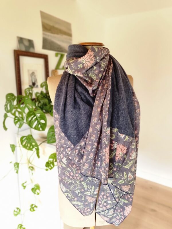 Foulard bleu denim fleurs roses - Image 4